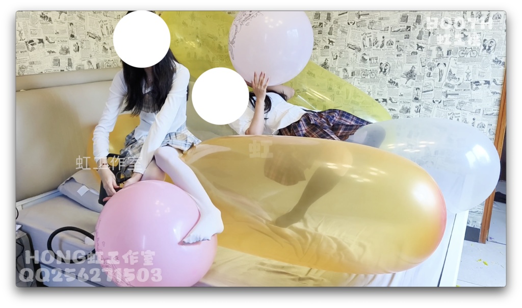 二人の女の子は一緒にgl風船に乗った