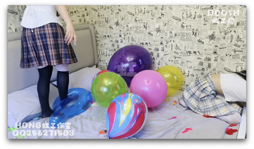 二人の女の子が一緒に小さな風船をたくさん爆発させた。