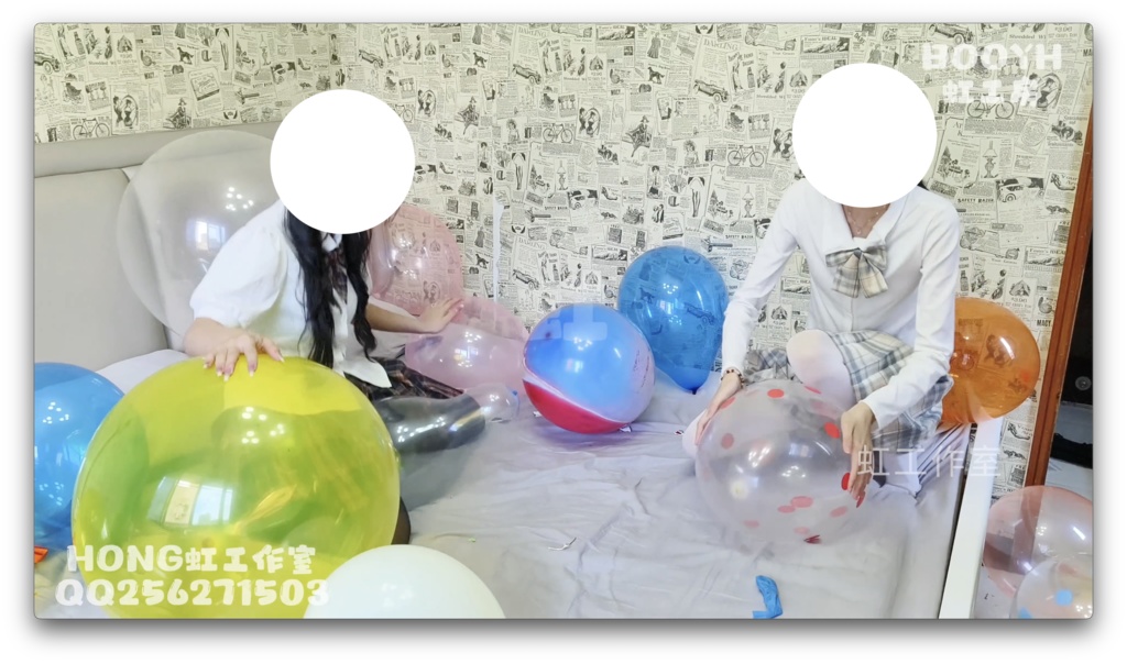 二人の女の子が一緒に小さな風船をたくさん爆発させた。