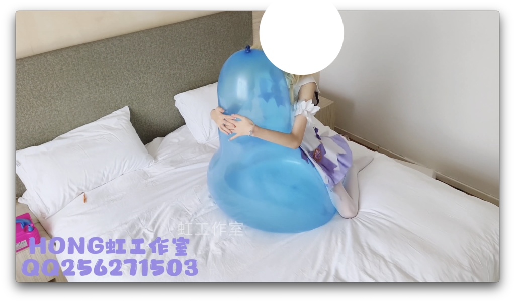 女の子がミッキーを吹いて爆発c 32 lに乗る