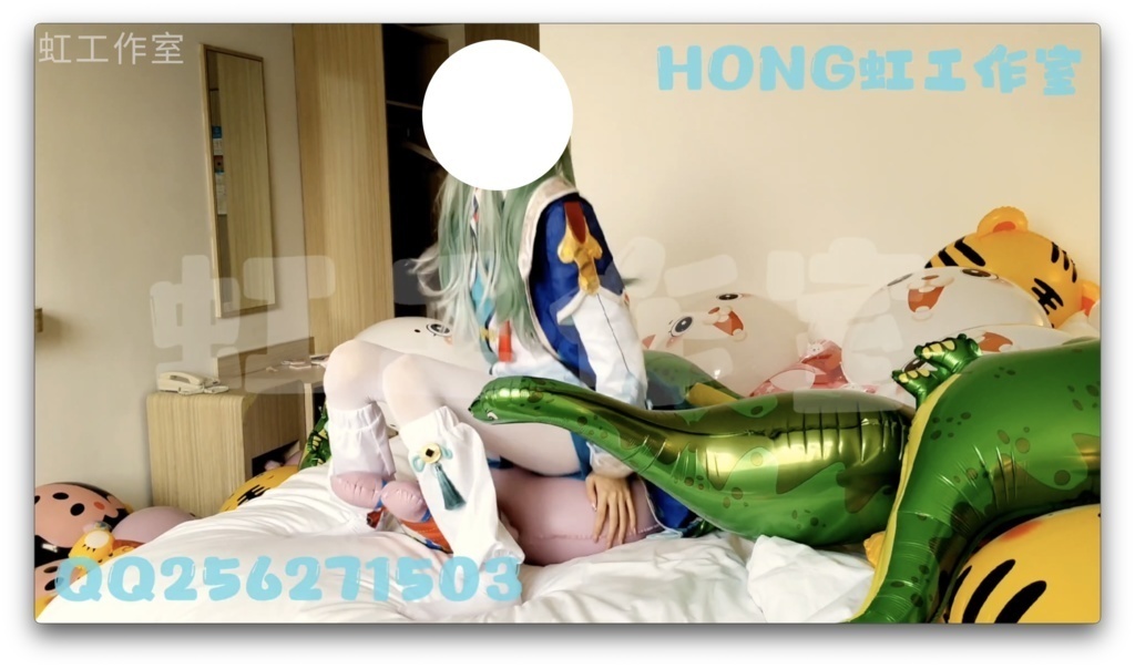 ホホは大量のアルミホイルボールと遊んでいる