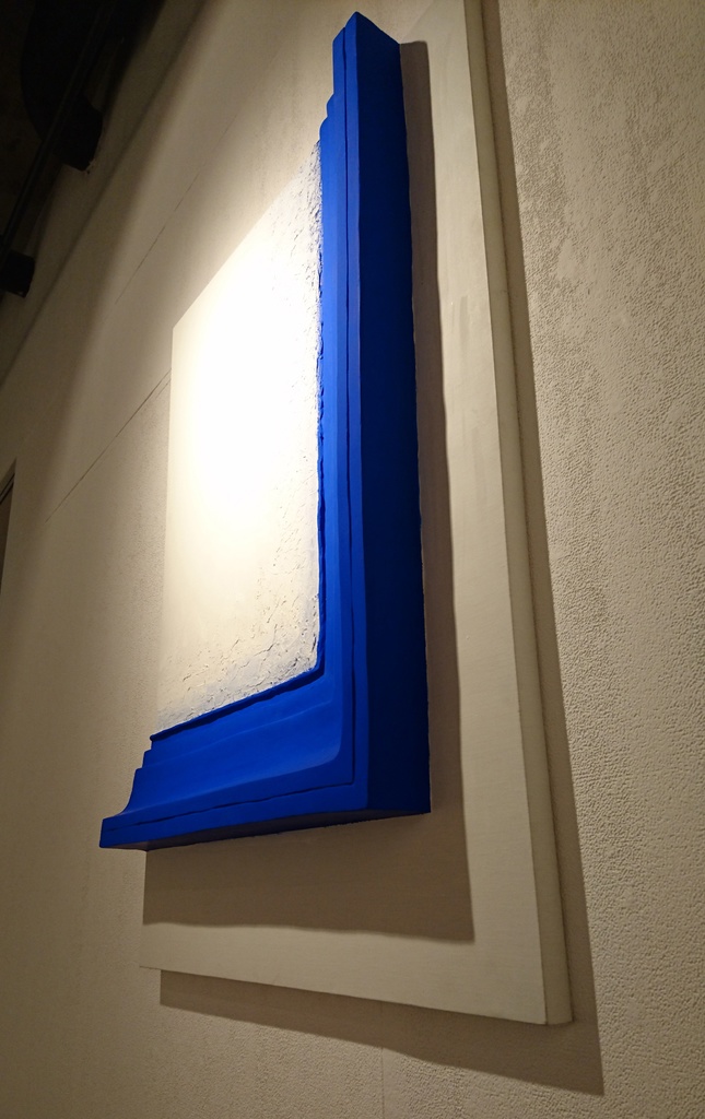 額縁について ウルトラマリンブルー アクリルブロック 白ベース