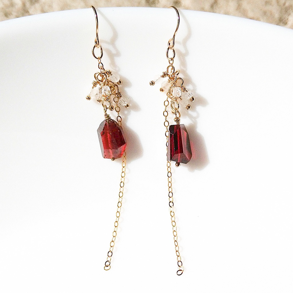 【金属アレルギー対応】モザンビークガーネットの推しカラーピアス