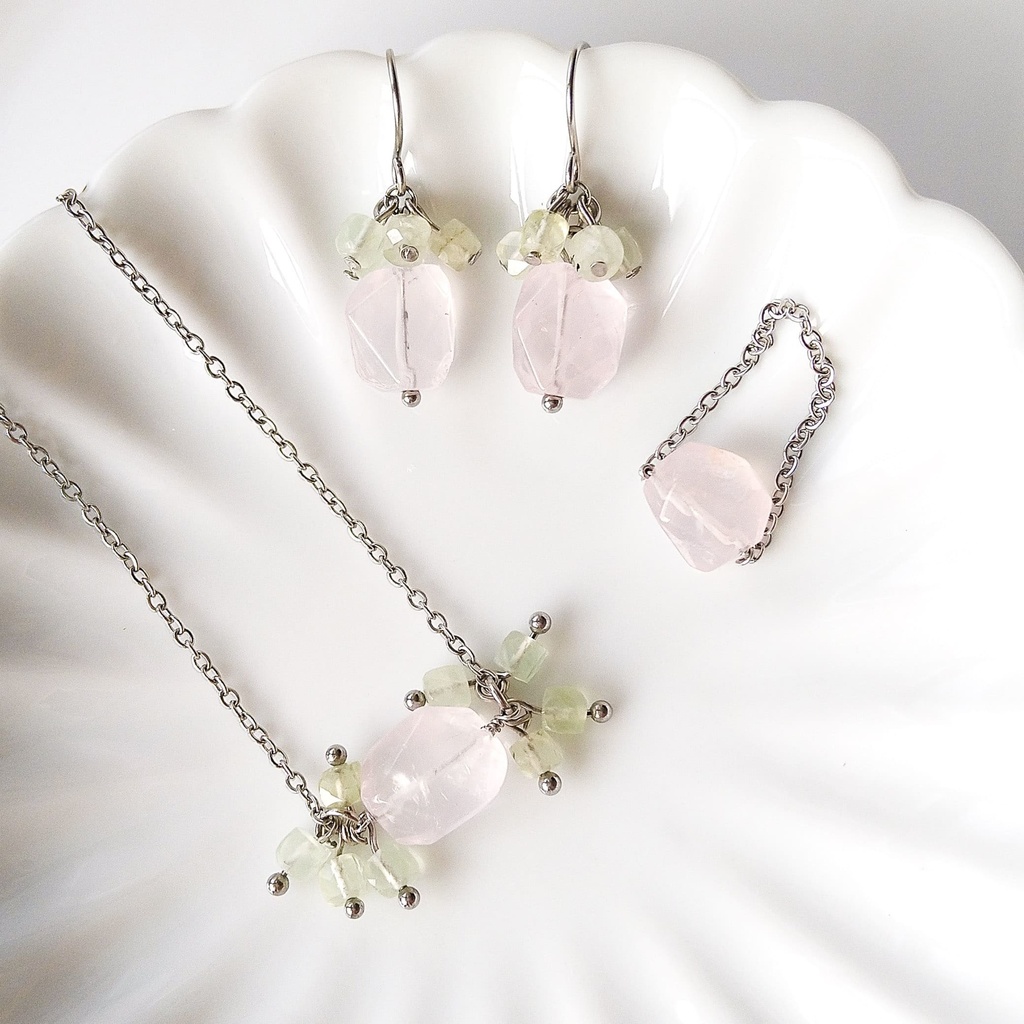 【金属アレルギー対応】ローズクオーツの葉桜ピアス