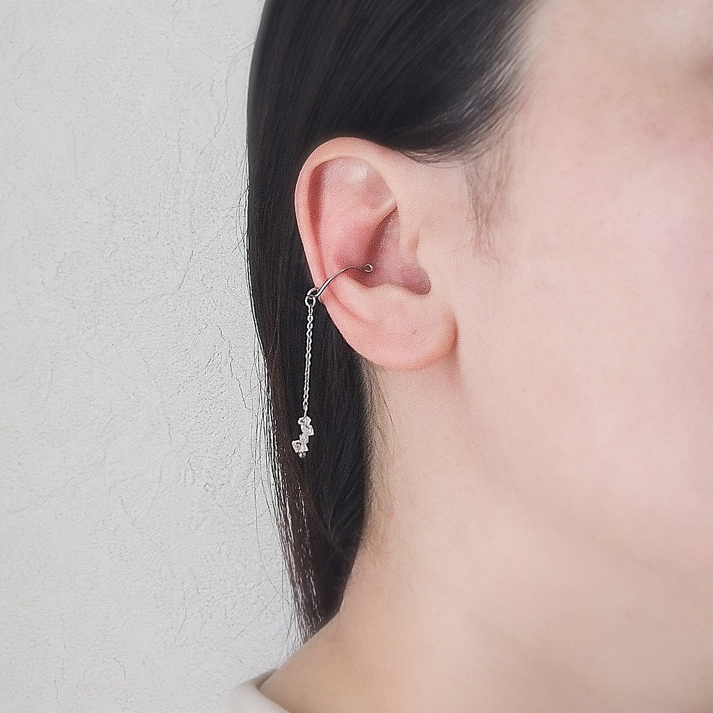 クリスタルのロングイヤーカフ【金属アレルギー対応】