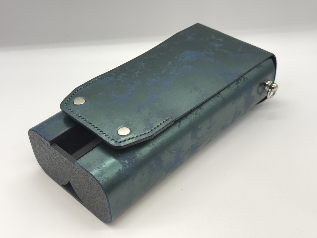 TOMOWORKS MakerChip レザーケース(メタリックブルー)