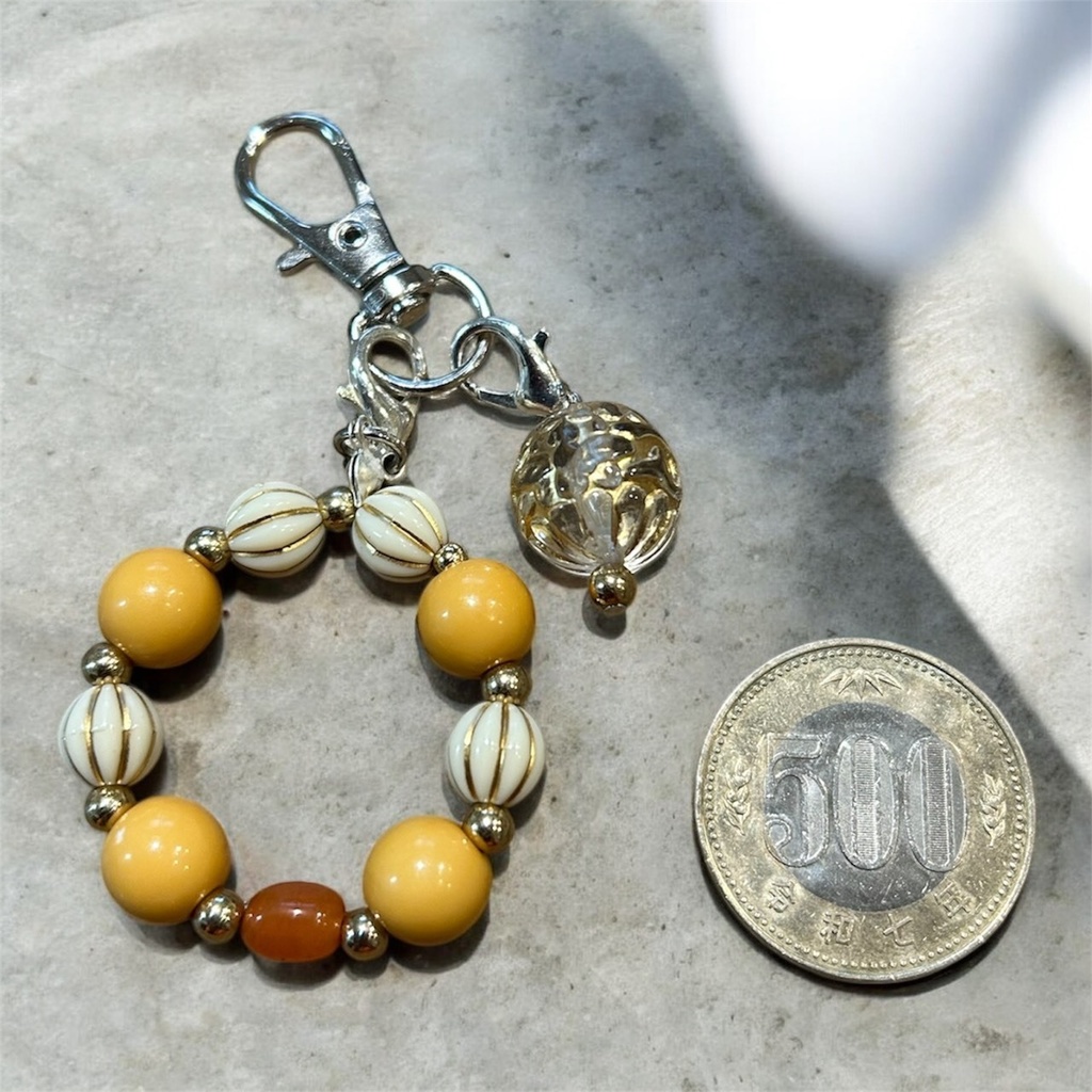 マスタード×アイボリー ビーズストラップ