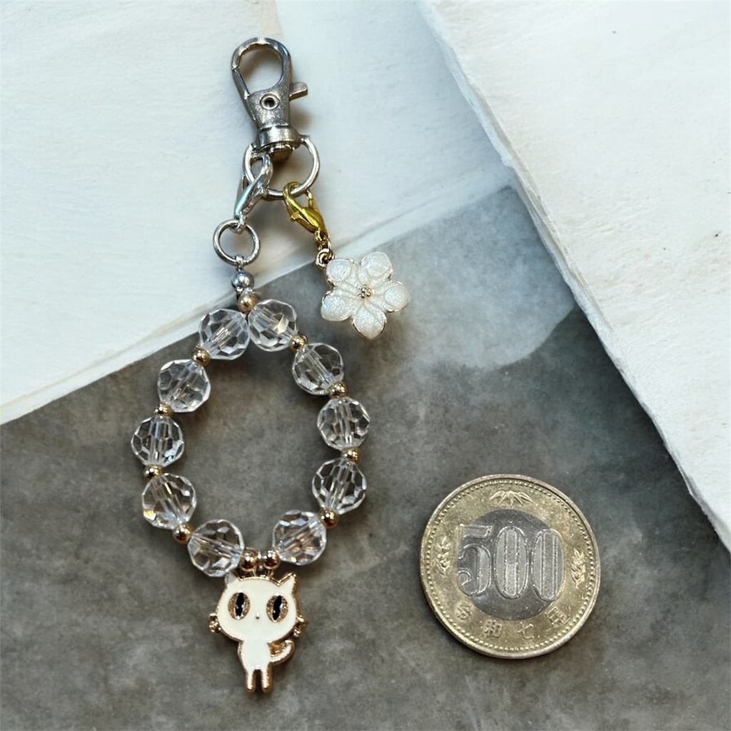 きらきら水晶風ビーズと白猫のチャームストラップ|お花チャーム付き