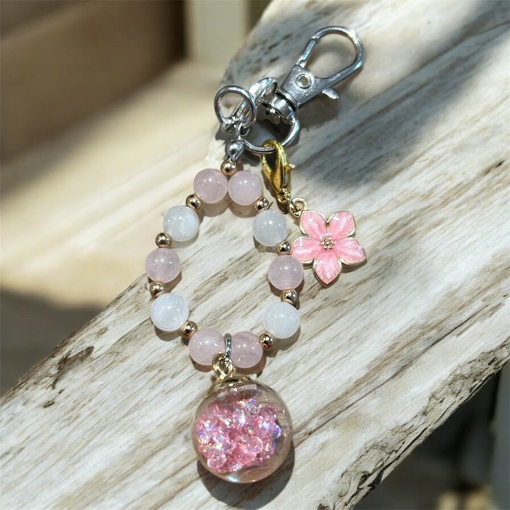【天然石】春を纏う桜色ストラップ 〜ローズクォーツと輝くガラスドーム〜