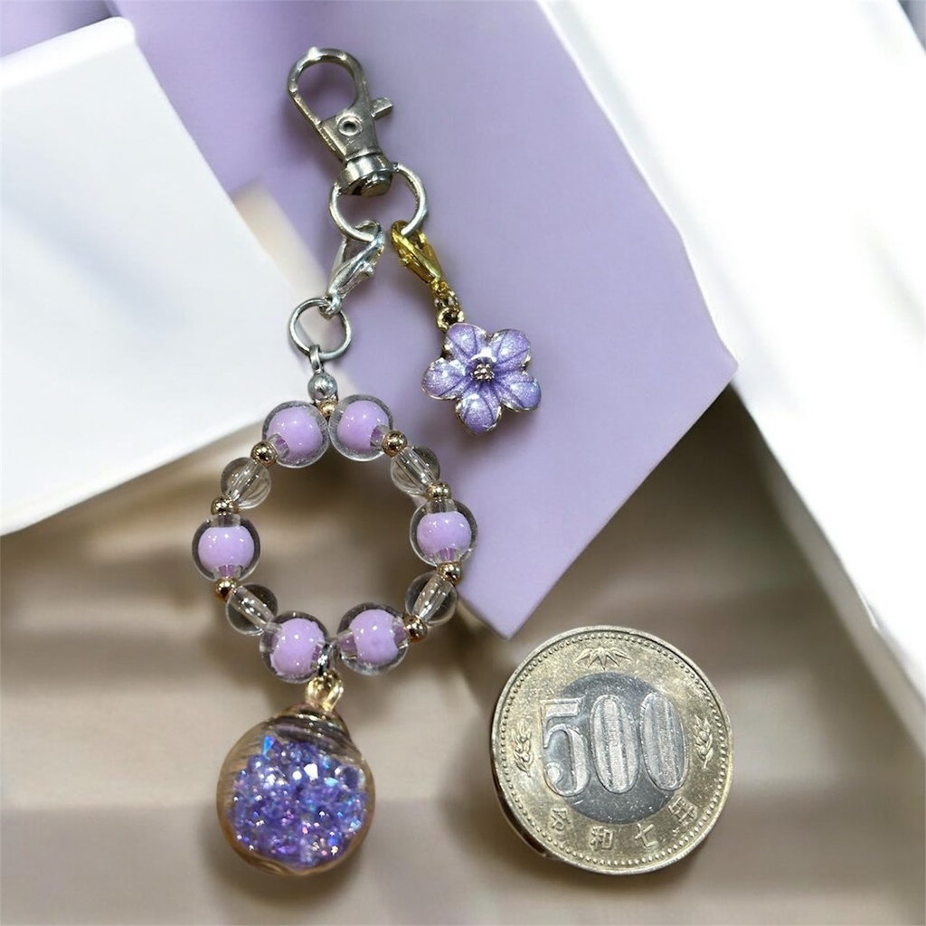 夜の雫と藤の花色 ── ガラスドームとビーズの煌めきキーホルダー