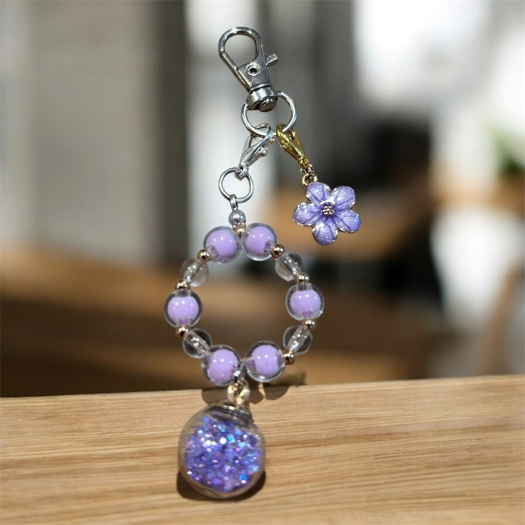 夜の雫と藤の花色 ── ガラスドームとビーズの煌めきキーホルダー