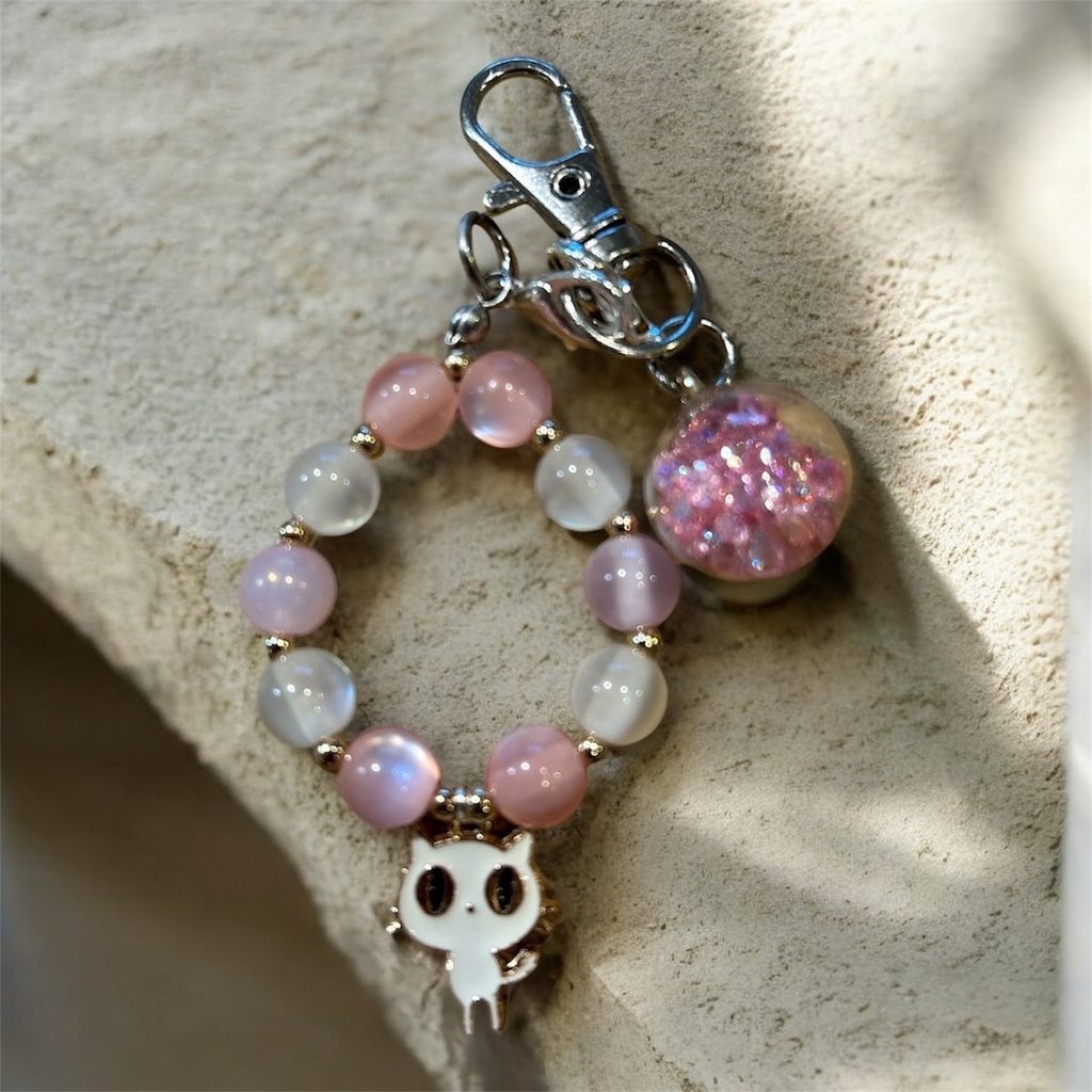 ねこチャーム付き ピンクオーラビーズの小さなリングストラップ