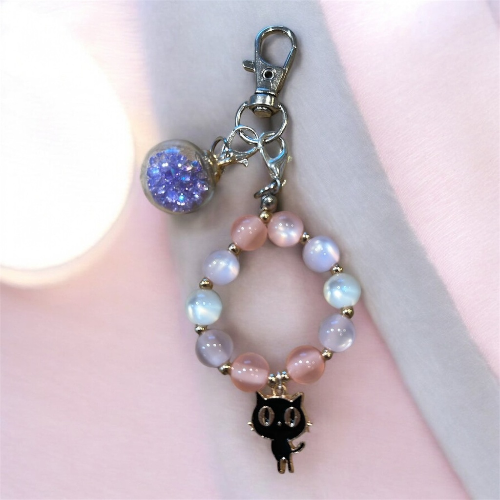 月あかり色のビーズストラップと黒猫