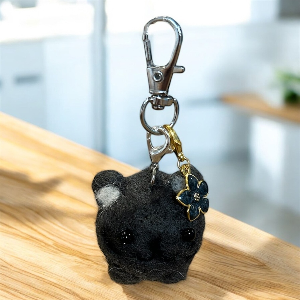 コロンと可愛い♪ お花を添えた黒猫ちゃんのミニマスコットキーホルダー