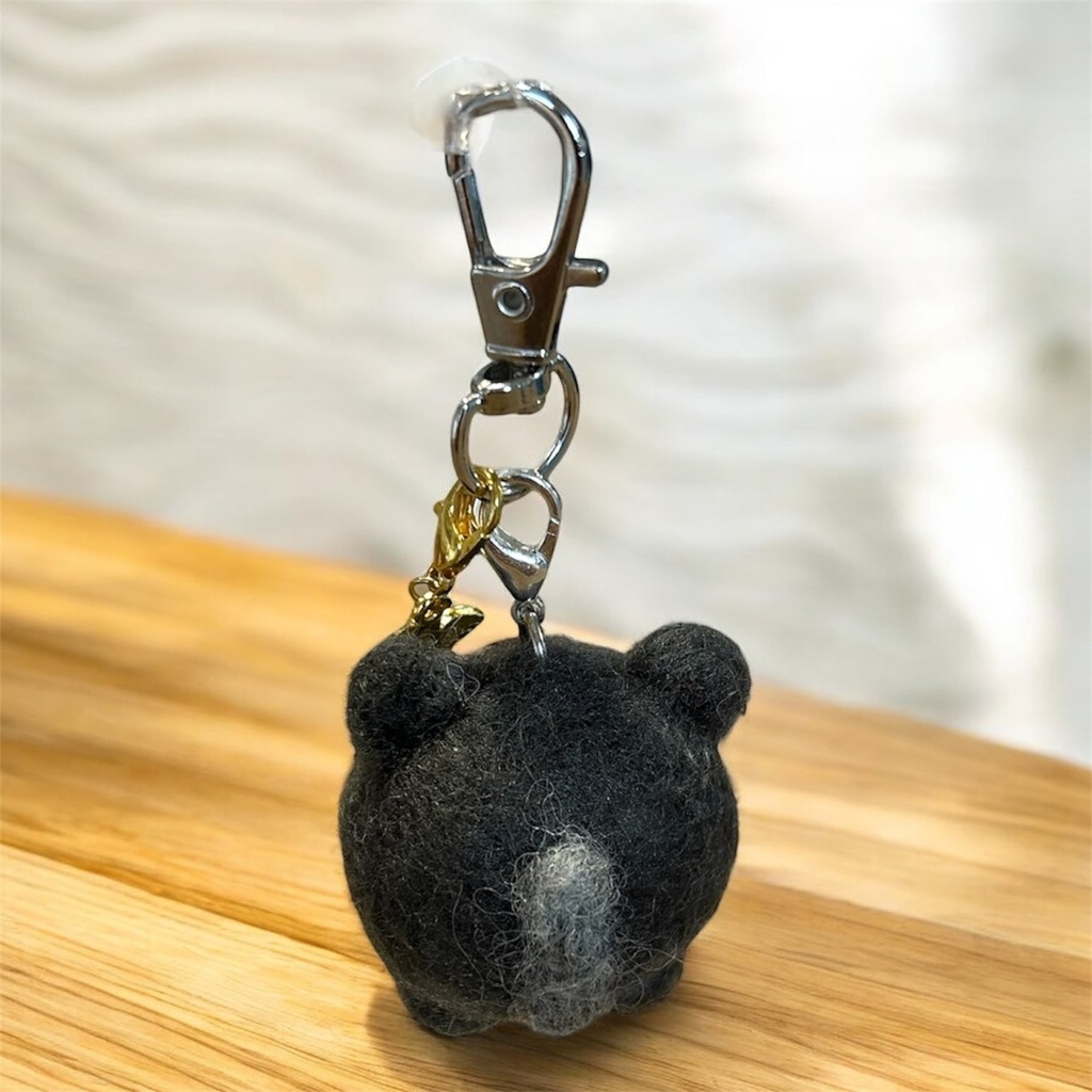 コロンと可愛い♪ お花を添えた黒猫ちゃんのミニマスコットキーホルダー