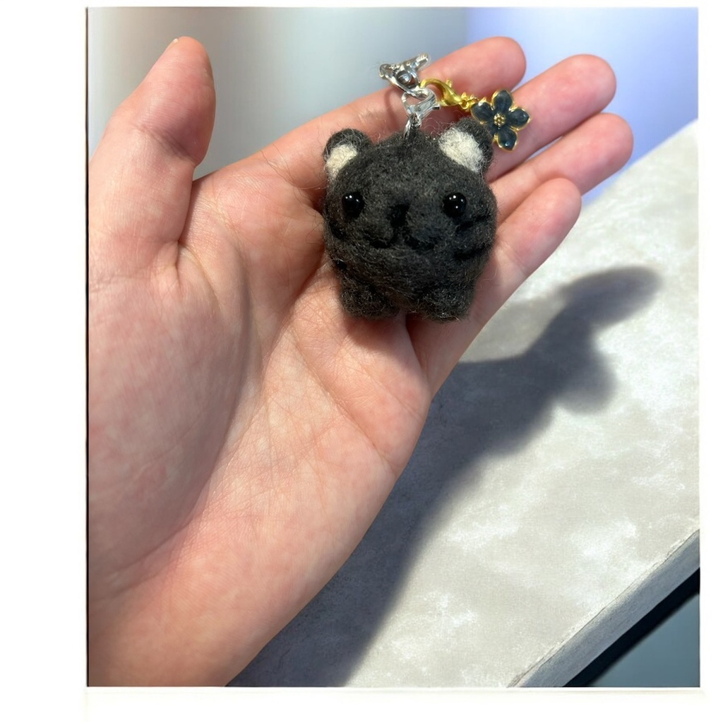 コロンと可愛い♪ お花を添えた黒猫ちゃんのミニマスコットキーホルダー