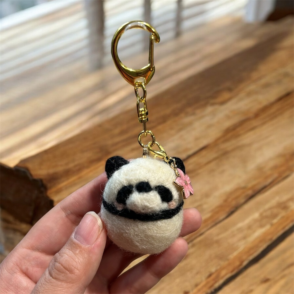 ふわふわ羊毛フェルト＊お花とパンダのころりんキーホルダー