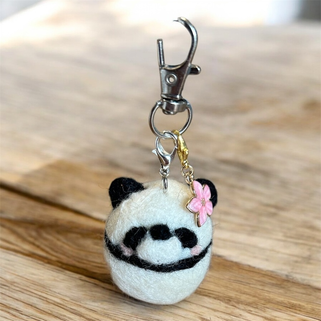 ふわふわ羊毛フェルト＊お花とパンダのころりんキーホルダー