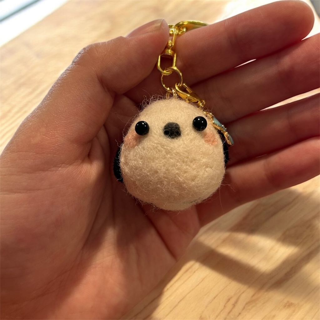 雪の妖精が咲かせた青い花 ❄️ シマエナガのふわもこ羊毛フェルトキーホルダー