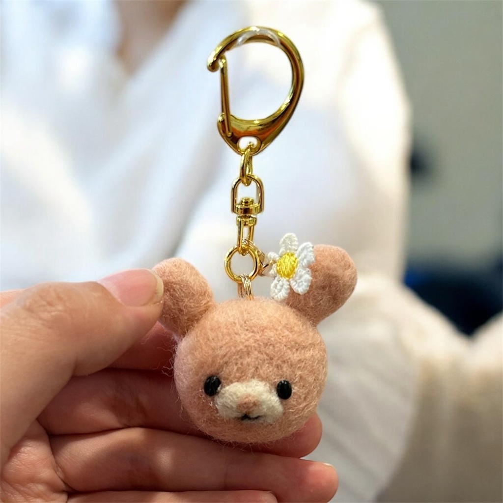 お花を添えた＊ふわもこ白うさぎの羊毛フェルトキーホルダー（ピンクベージュ）