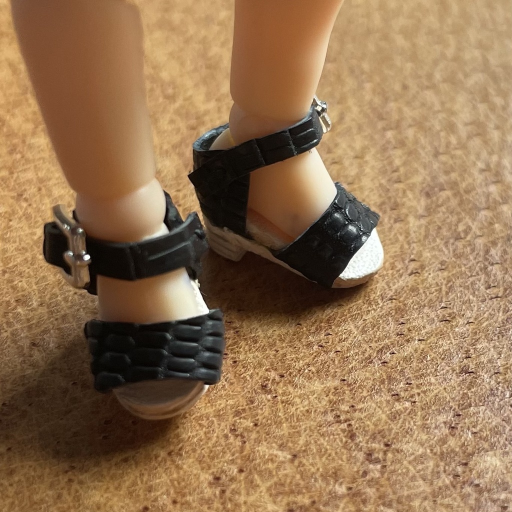 レディースサンダル　トカゲ革　ねんどろいどどーる