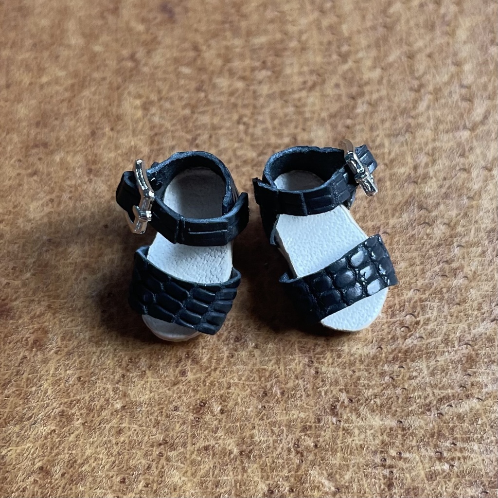 レディースサンダル　トカゲ革　ねんどろいどどーる
