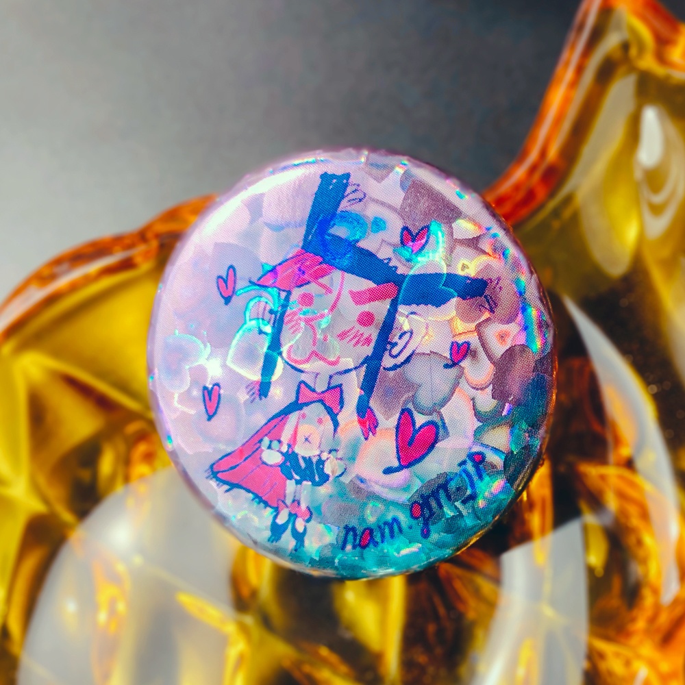 マユゲのキラキラ缶バッジ (ハートのホログラム)