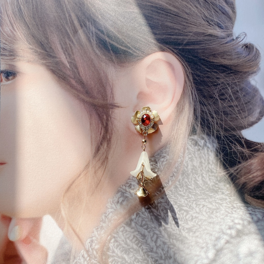 薔薇のゆらゆらビジューピアス