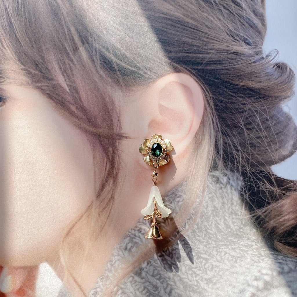 薔薇のゆらゆらビジューピアス