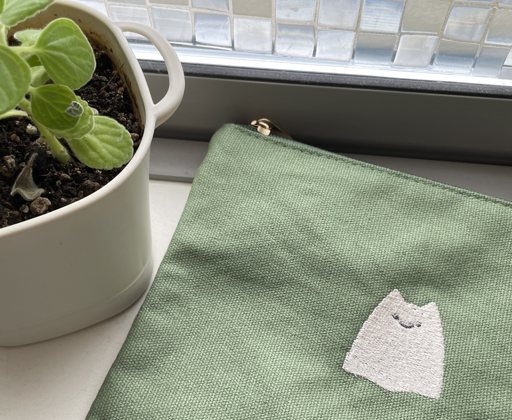 ねこのおばけの刺繍ポーチ