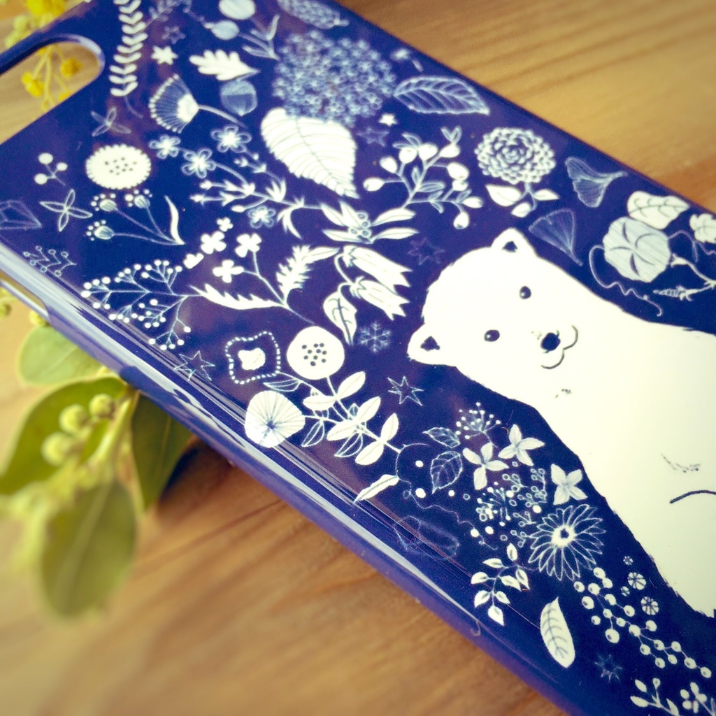 しろくまと野の花スマホケース