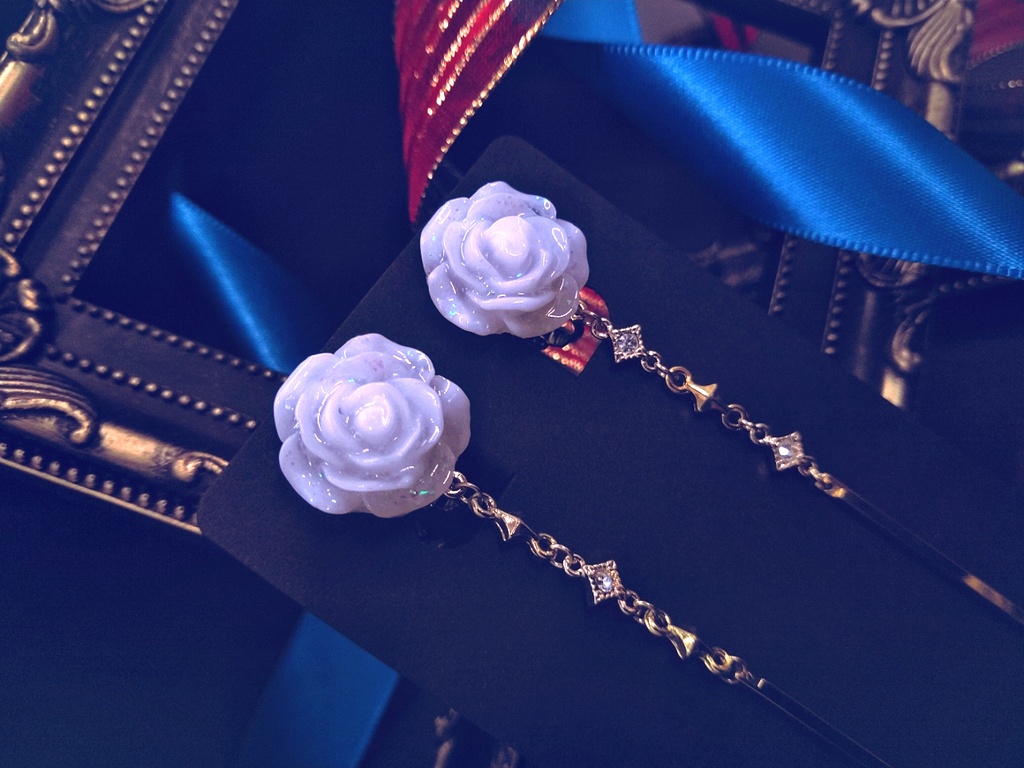 薔薇のイヤリング「プリティローズ スノーホワイト」