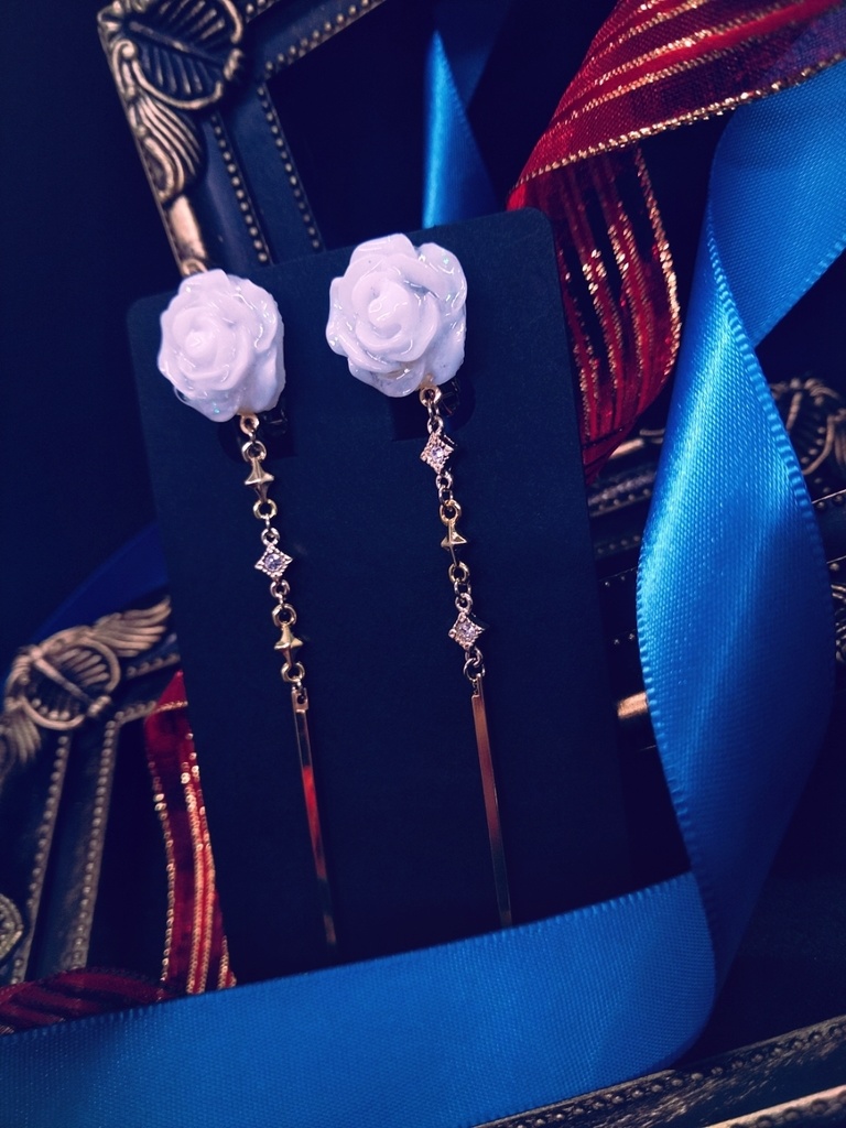 薔薇のイヤリング「プリティローズ スノーホワイト」