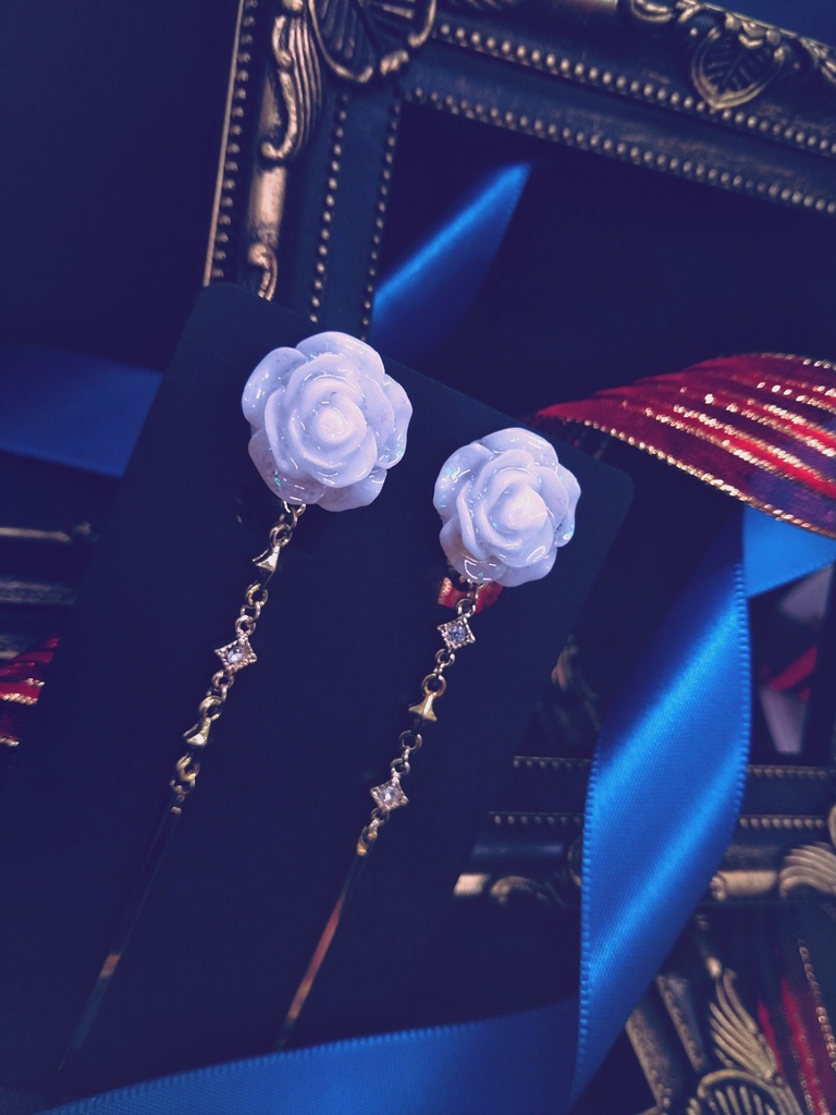 薔薇のイヤリング「プリティローズ スノーホワイト」