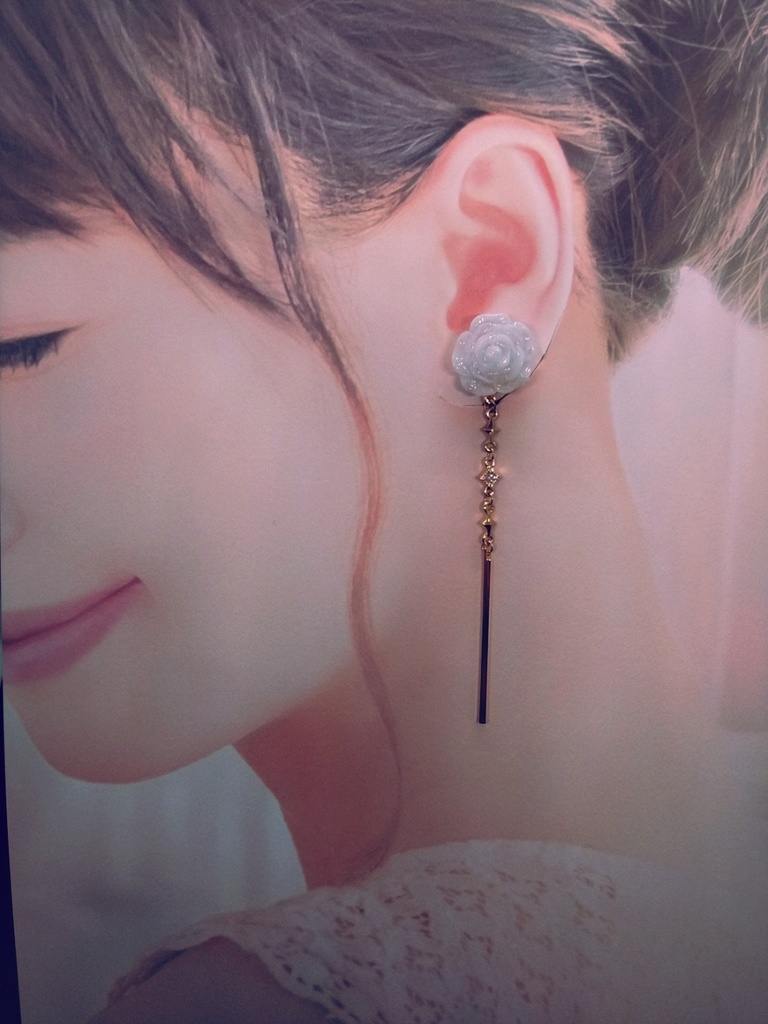 薔薇のイヤリング「プリティローズ スノーホワイト」