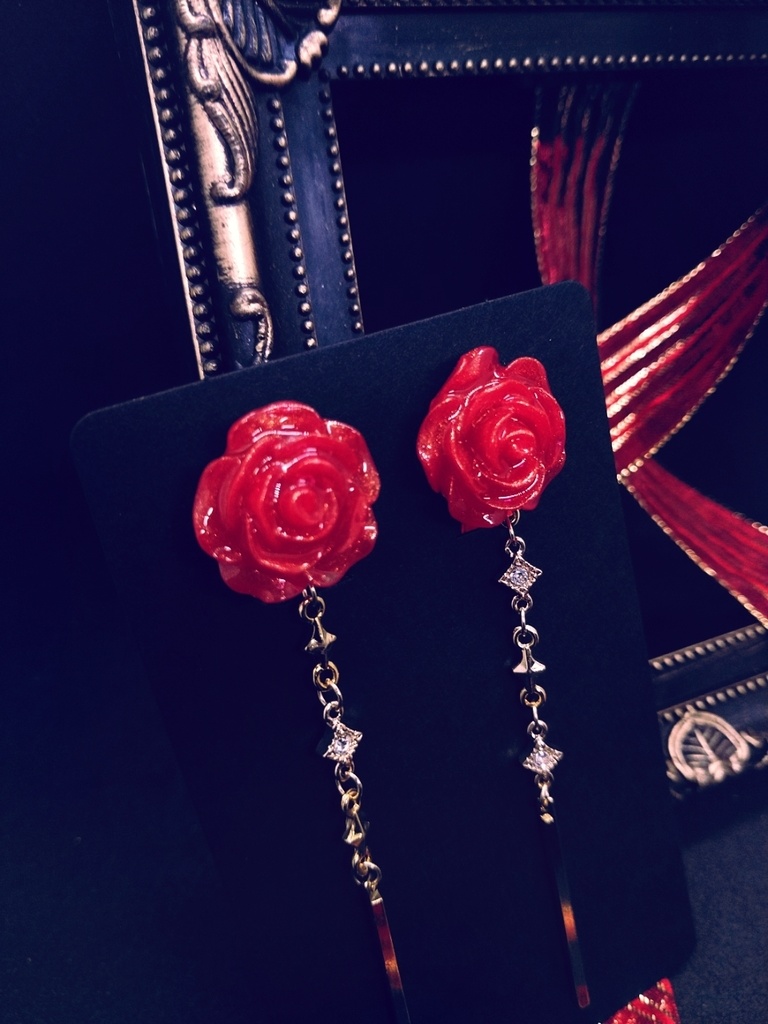 薔薇のイヤリング「プリティローズ レッドオブライフ」