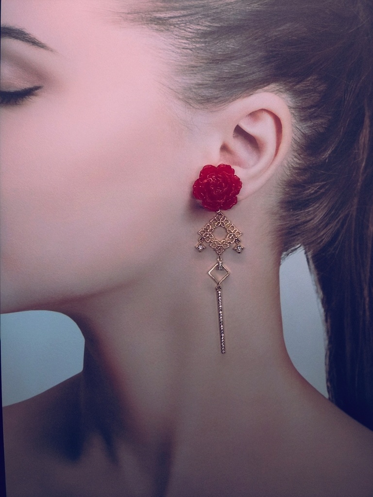 薔薇のイヤリング「レッド グルーテンドルスト」