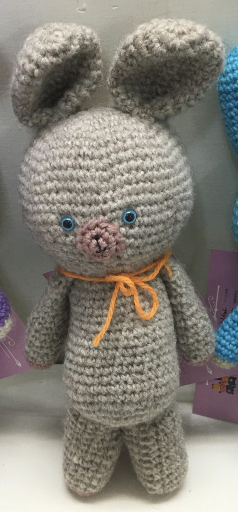 あみぐるみ：うさぎ（アイボリー・青目）