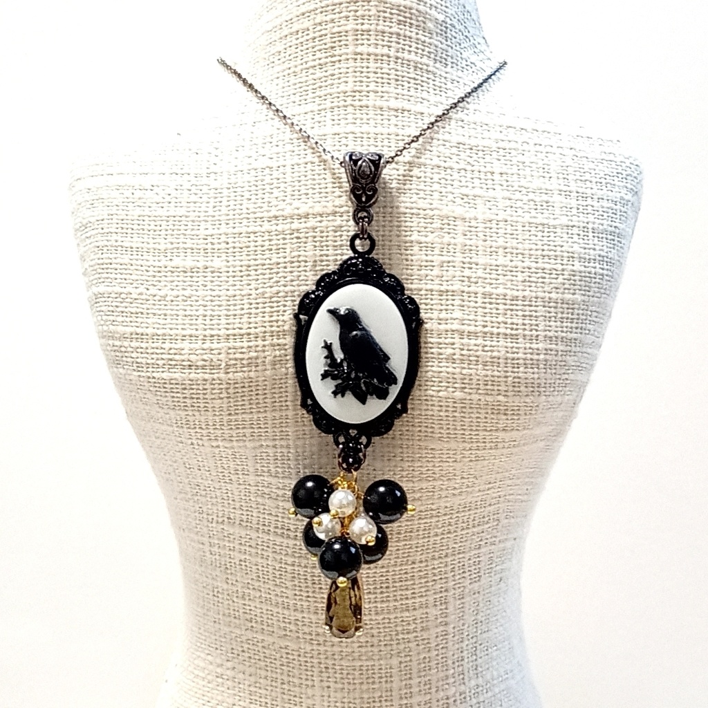 クロウリー ネックレス