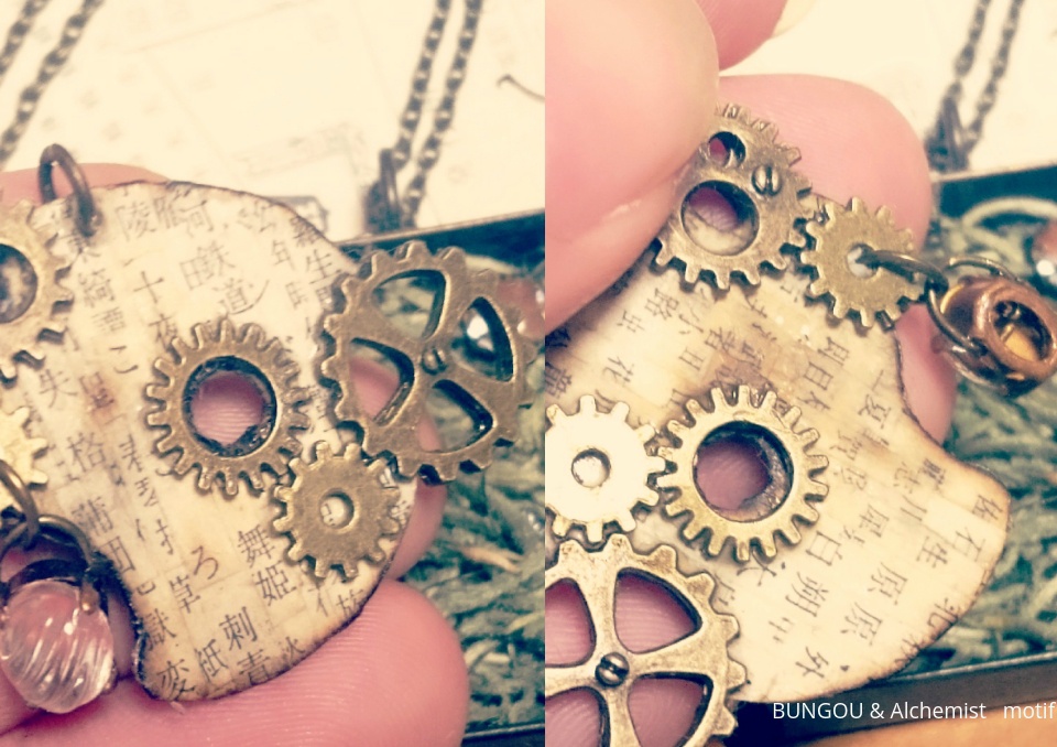 図書館標本箱(文アルモチーフロングネックレス)