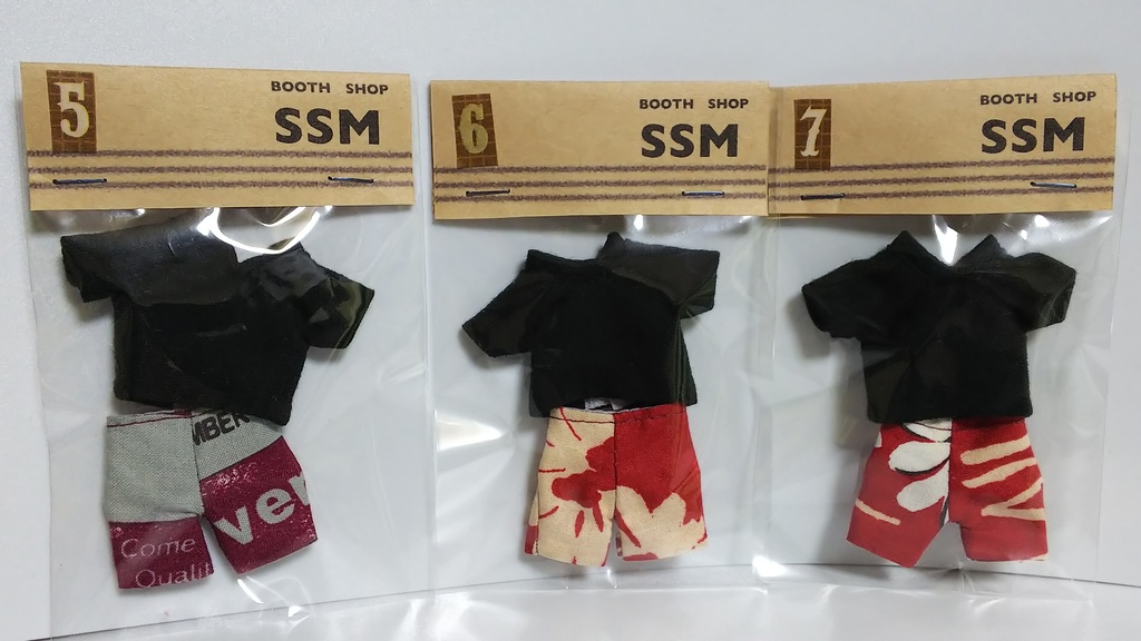 黒Tシャツとパンツ