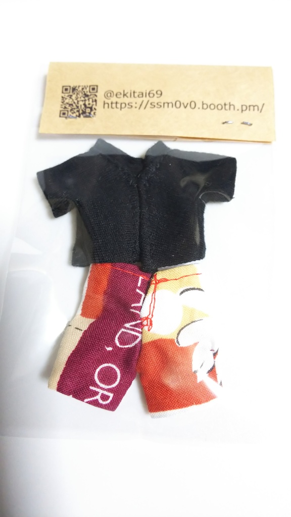 黒Tシャツとパンツ