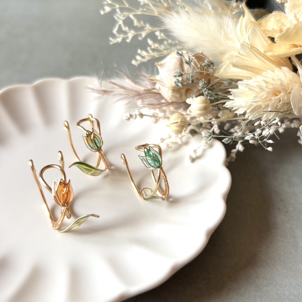 チューリップのワイヤーイヤーカフ