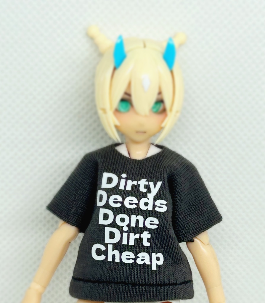 ダークグレーのTシャツ達はこちら