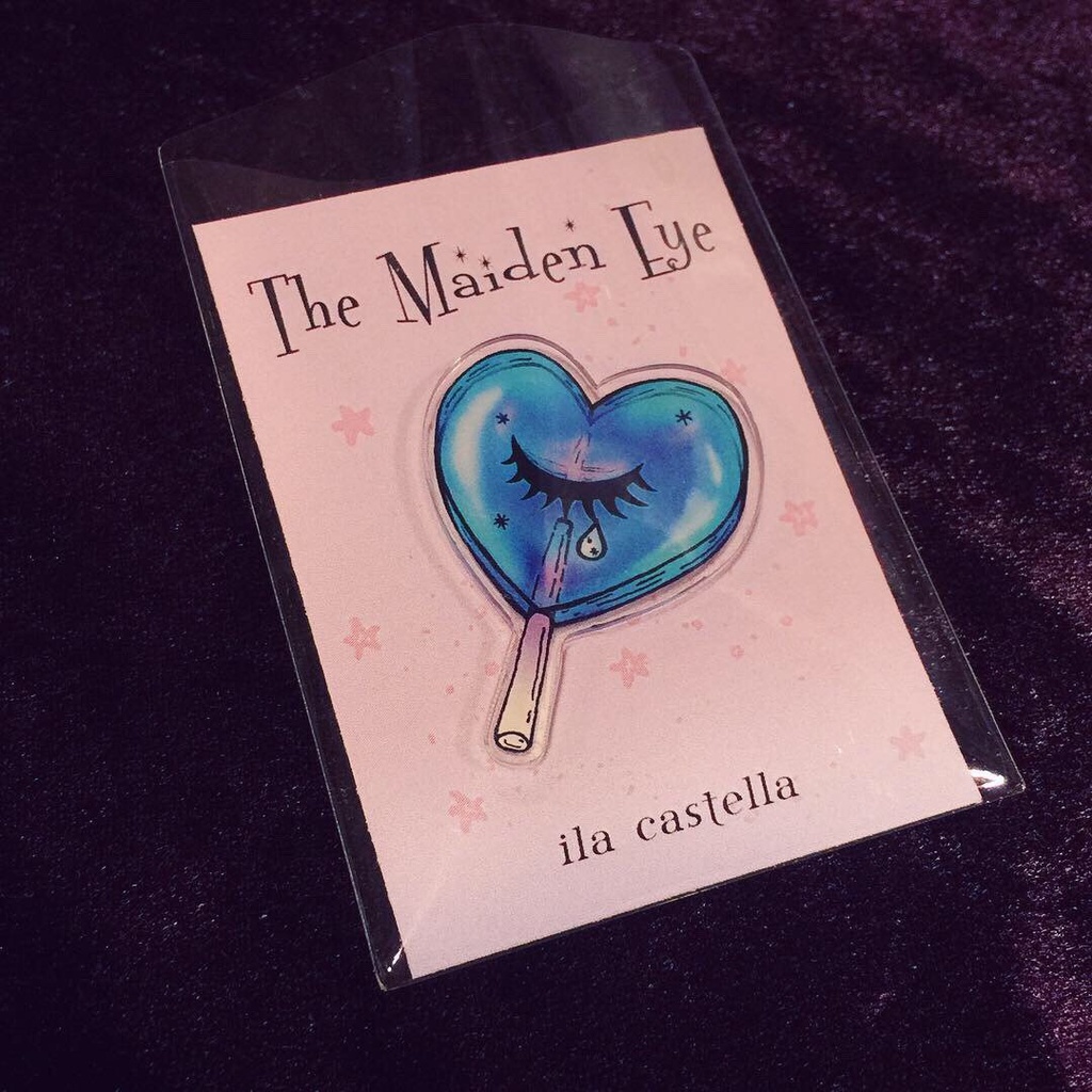 「処女の目」アクリルピン