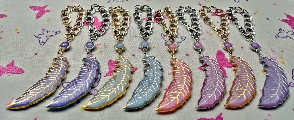【ゴールド・シルバー】紫外線に反応して色が変わる羽根のバッグチャーム
