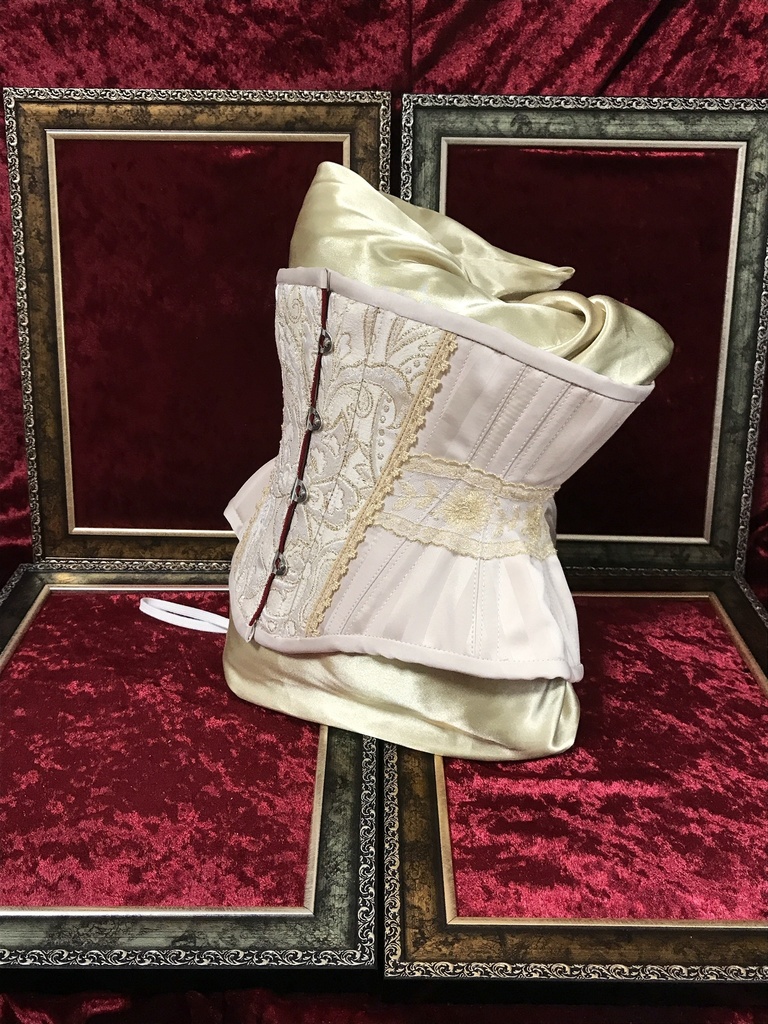 【過去作例】【再販無】【旧作】19インチ 白の女王コルセット