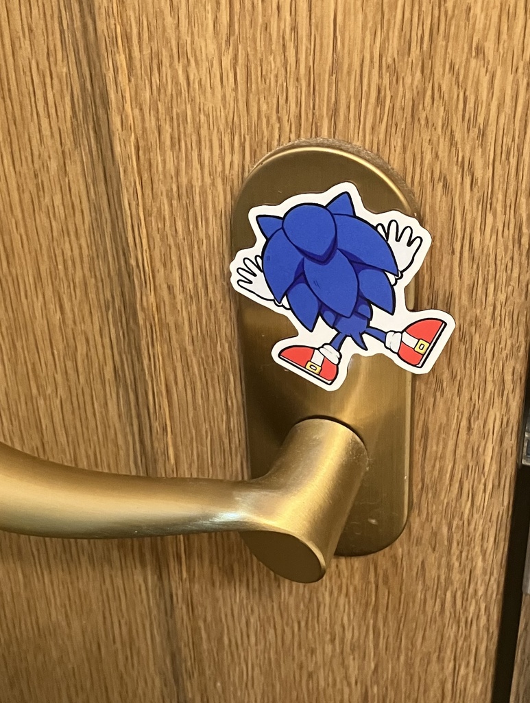 叩き付けられる4針マグネット