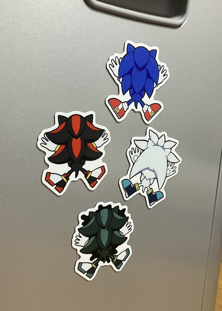 叩き付けられる4針マグネット