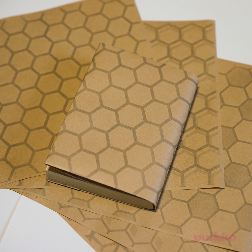 紙製ブックカバー　六角形のパターン